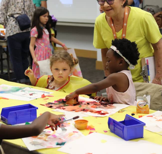 young children making art